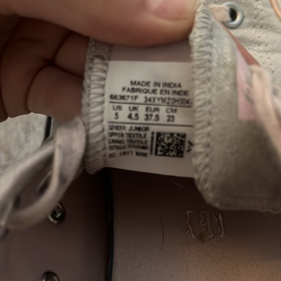 Converse - Picture 3 of 3